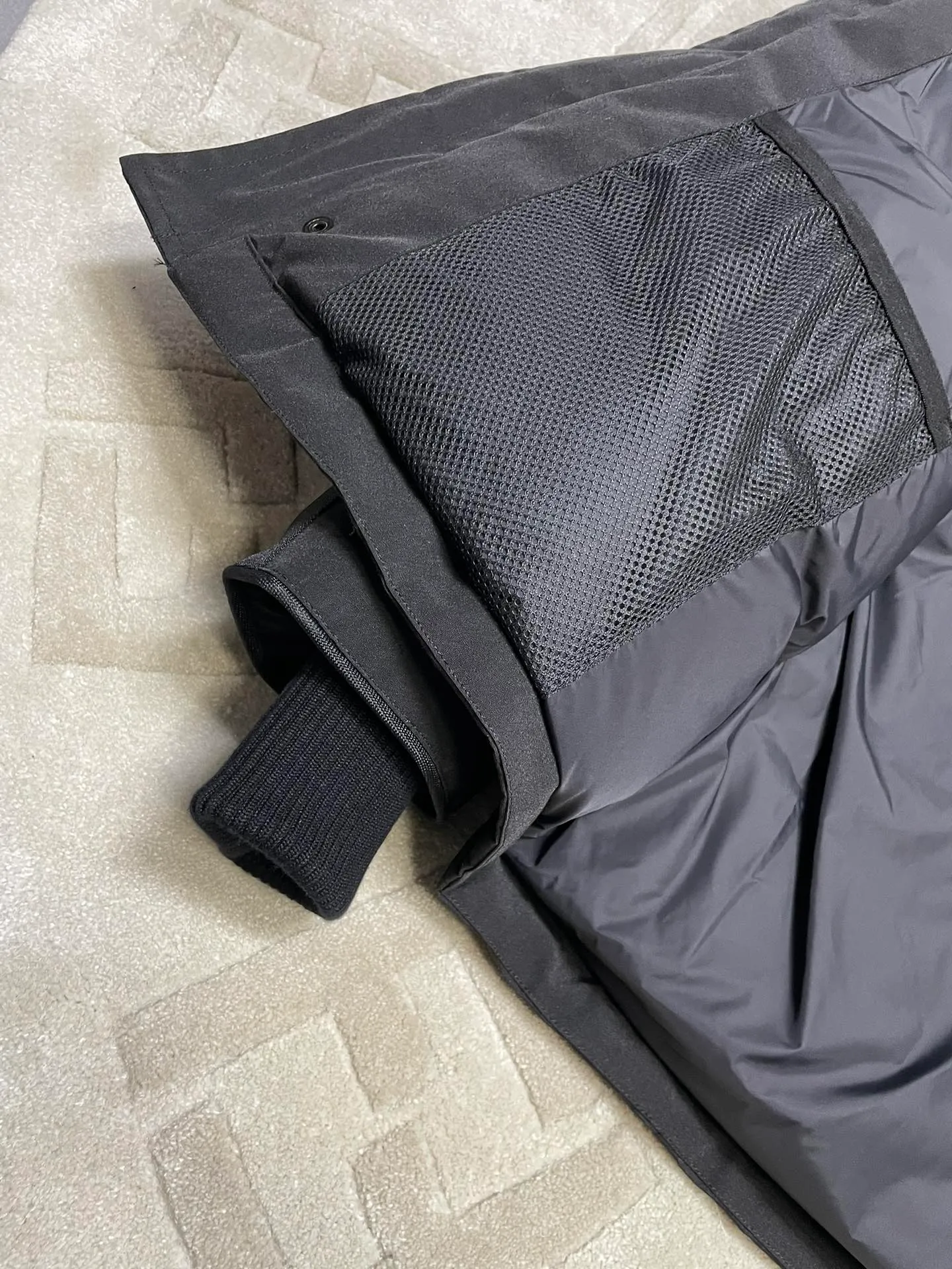 P800 forester men's new model black 24 models Canada Goose (Canada Goose) Men's model xs-xxl The highest version on the market! 🔥 Recommendation of single product for autumn and winter hard goods # Produced by OEM canada goose # The Canadian brand canada goose has always been recognized as the warmest down jacket, and its existence can often be seen in the winter street photos of various celebrities. I make Canada Goose every year, but I still can’t get rid of my love for it. No matter how cold the weather is, there’s no need to be afraid! Because this year, as always, we will provide you with ruthless goods and prepare large quantities of goods. I believe that the market has become a bit chaotic, but we are not afraid. Only good things are competitive, not comparing prices! No one is stupid enough to quote a high price and send old customers away! Look at price in the short term and quality in the long term! If you care about quality, please respect its price! If what you want is cheap, please don't expect good quality! You get what you pay for, this is the rule of the market! We really value quality. It is only worn by the one who understands you! Filling content: 90 international standard duck down! I won’t say much more, everyone sells their own goods! Regarding the down content, you can feel it with your hands. There is nothing wrong with good down. Another customer said that the clothes are very light, but the ones on the market are very heavy. For us insiders, adding some filament to the clothes will make them look bulging and heavy. But we won't do that! 🔥Pure original fidelity! 🔥Everyone who has been cooperating with us in the past few years knows that the large-scale wholesale market products are incomparable to us. You are welcome to visit the brick cabinet and then come to my home to buy! It is the legendary warmest down jacket. A goose and a single layer of clothing can withstand minus 20 degrees Celsius! Known as a must-have for Arctic outdoor sports! The most popular down jacket in the world, celebrities are rushing to buy it, it is a must-have!